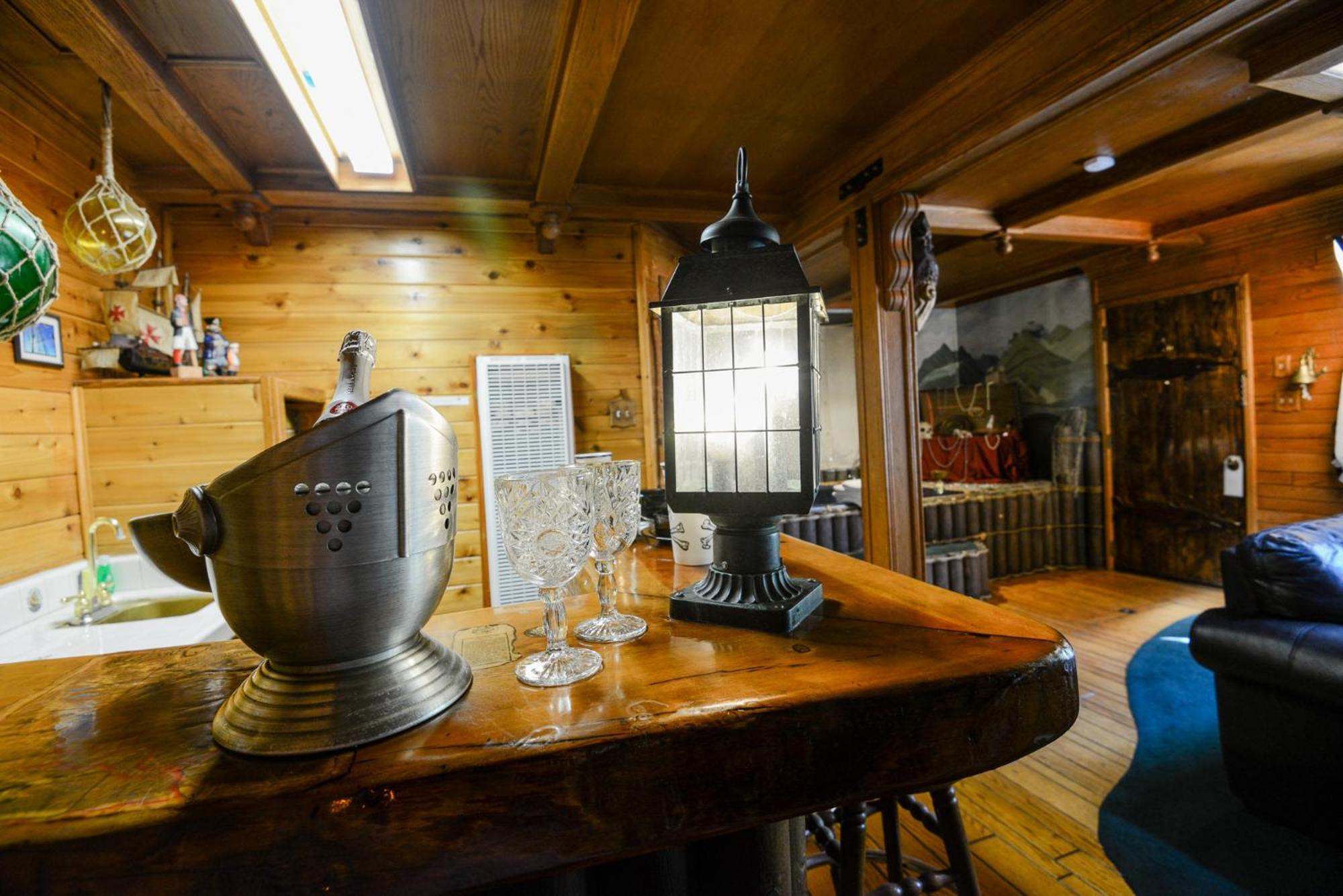 Castle Wood Theme Cottages- Couples Only Big Bear Lake Εξωτερικό φωτογραφία